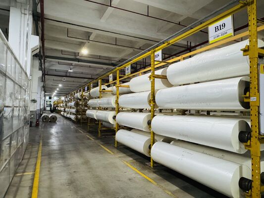 Película de laminado térmico PET de alta claridad con brillo superior a 90 grados y grosor de 11-250 micras para laminador térmico