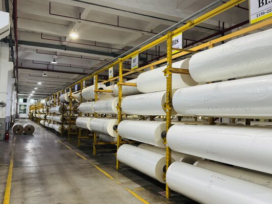 Película de laminación térmica PET con resistencia a temperaturas de hasta 130 °C 3 pulgadas o núcleo de papel personalizado y longitud de 0-6000 metros