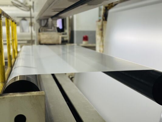 Película de laminación térmica PET de color claro con alta claridad y procesamiento por extrusión múltiple para uso profesional