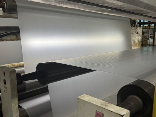 Película de laminación térmica PET brillante con núcleo de papel personalizable y resistencia a temperaturas de hasta 130 °C para envases duraderos