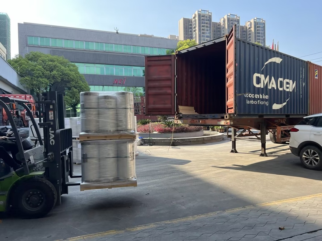 Película de laminación térmica con adhesivo permanente súper pegajoso y resistencia mejorada a los arañazos para laminación digital