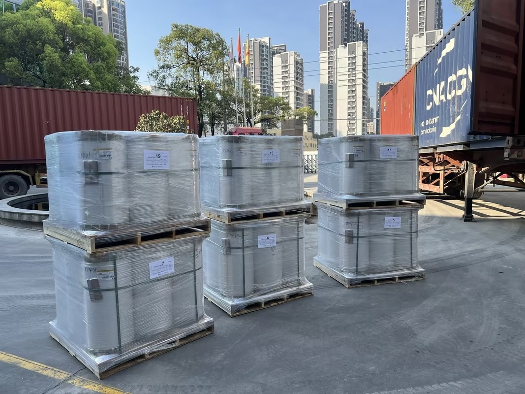 Película BOPP de superficie lisa con adherencia a supervínculos y resistencia a los rayos UV para la laminación térmica