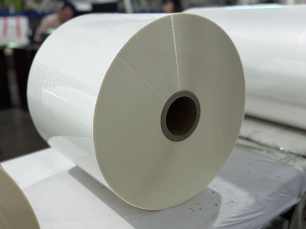 Película de laminación térmica PET resistente a los arañazos e impermeable con acabado brillante para laminación fotográfica