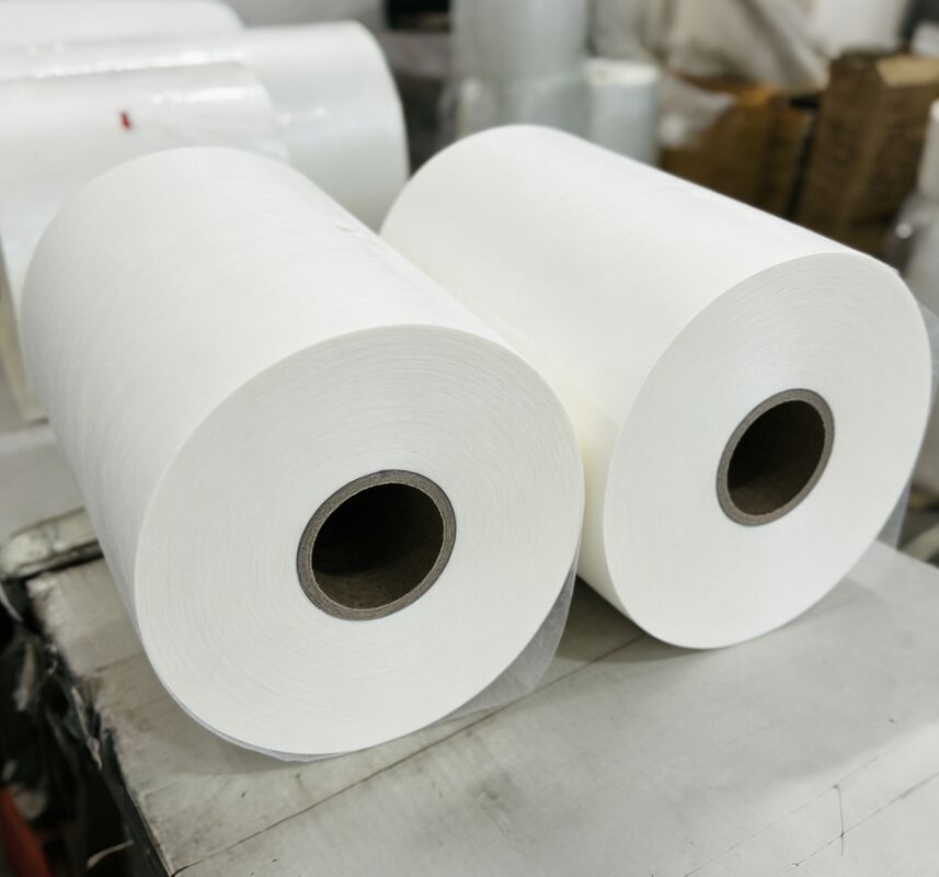 Película de laminación mate de espesor de 17-45 micras con tratamiento de corona de doble cara y resistencia al agua UV para la protección de la impresión