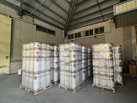 Película de laminación térmica PET brillante de 2200 mm de ancho y resistencia a las temperaturas de 130 °C para una protección superior