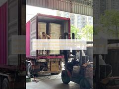 Película de laminación con acabado brillante que proporciona un nivel de brillo superior a 90 GU, diseñada para mejorar el brillo superficial y la resistencia al rayado.